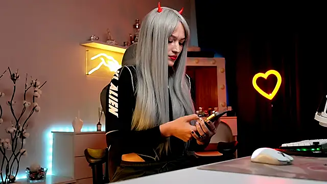 Snapshot of MrsTenderBeast chatting on 24, 10, 2025 MrsTenderBeast online show from 24, 10, 2025