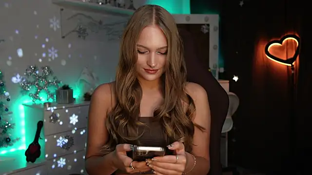 Snapshot of MrsTenderBeast chatting on 20, 12, 2025 MrsTenderBeast online show from 20, 12, 2025