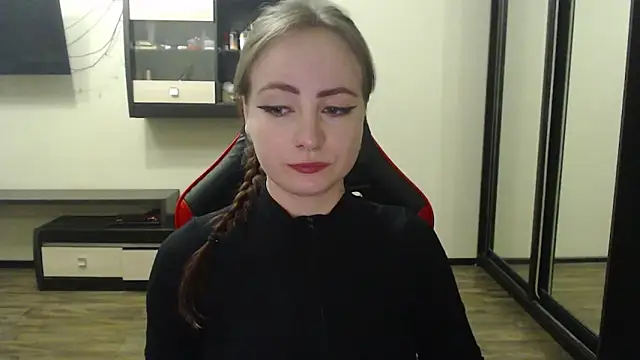 Snapshot of Laralianna chatting on 2, 3, 2025 Laralianna online show from 2, 3, 2025