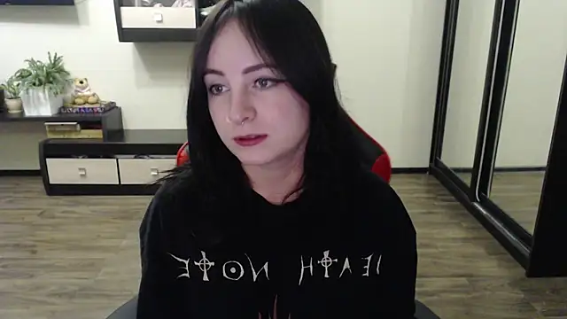 Snapshot of Laralianna chatting on 4, 10, 2025 Laralianna online show from 4, 10, 2025