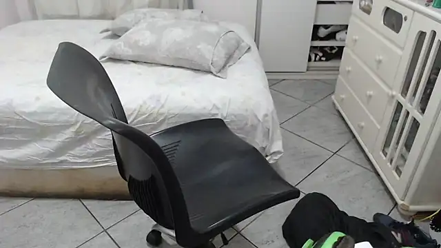 Snapshot of MysterBearMG chatting on 27, 10, 2025 MysterBearMG online show from 27, 10, 2025