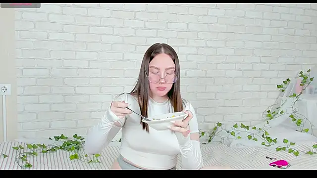 Snapshot of LinaKenny chatting on 10, 11, 2025 LinaKenny online show from 10, 11, 2025