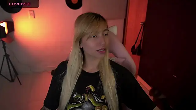 Saucy Jenn online show from 17, 4, 2026