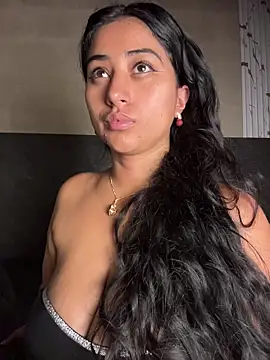 Snapshot of Valentinne_z chatting on 3, 5, 2026 Valentinne z online show from 3, 5, 2026