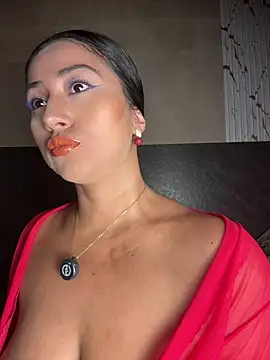 Snapshot of Valentinne_z chatting on 4, 5, 2026 Valentinne z online show from 4, 5, 2026