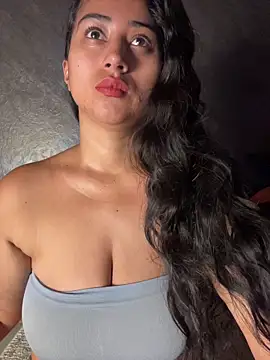 Snapshot of Valentinne_z chatting on 15, 5, 2026 Valentinne z online show from 15, 5, 2026