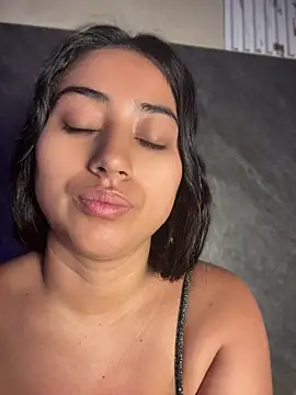 Snapshot of Valentinne_z chatting on 4, 6, 2026 Valentinne z online show from 4, 6, 2026