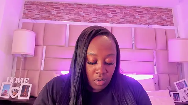 ShaniaBrownn online show from 6, 1, 2026