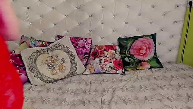 Snapshot of DoraMay chatting on 12, 11, 2025 DoraMay online show from 12, 11, 2025