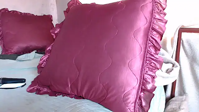 Snapshot of devine_TATAS chatting on 3, 10, 2025 devine TATAS online show from 3, 10, 2025