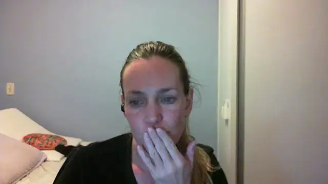 Snapshot of Annylove1 chatting on 19, 10, 2025 Annylove1 online show from 19, 10, 2025