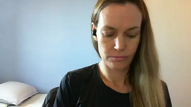 Snapshot of Annylove1 chatting on 19, 11, 2025 Annylove1 online show from 19, 11, 2025