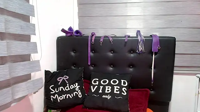 Snapshot of VIOLETTA-HOT chatting on 4, 3, 2025 VIOLETTA-HOT online show from 4, 3, 2025