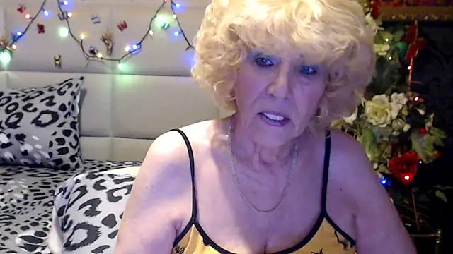 Snapshot of HappyWomanOn chatting on 21, 4, 2026 HappyWomanOn online show from 21, 4, 2026