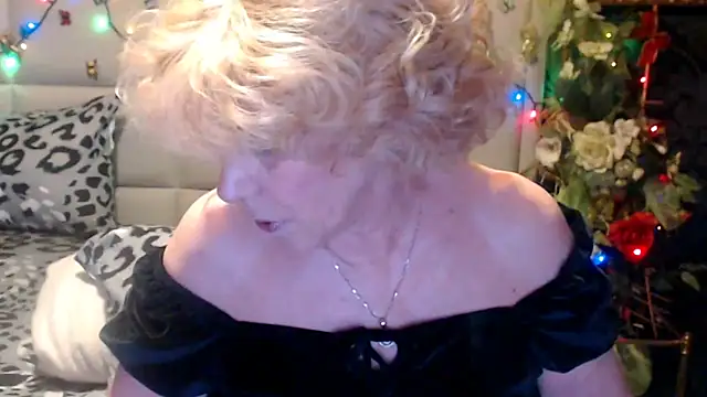 Snapshot of HappyWomanOn chatting on 23, 4, 2026 HappyWomanOn online show from 23, 4, 2026