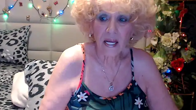 Snapshot of HappyWomanOn chatting on 24, 4, 2026 HappyWomanOn online show from 24, 4, 2026