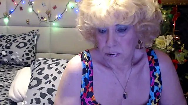 Snapshot of HappyWomanOn chatting on 25, 4, 2026 HappyWomanOn online show from 25, 4, 2026