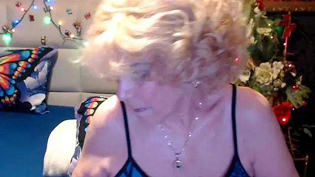 Snapshot of HappyWomanOn chatting on 3, 5, 2026 HappyWomanOn online show from 3, 5, 2026