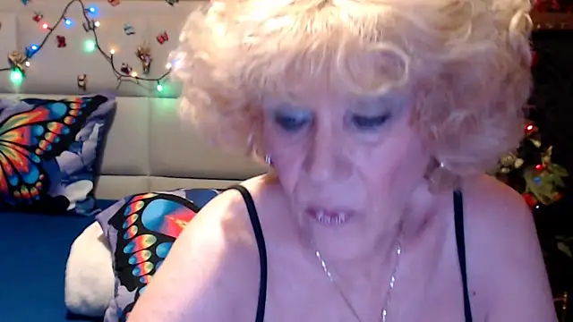 Snapshot of HappyWomanOn chatting on 4, 5, 2026 HappyWomanOn online show from 4, 5, 2026