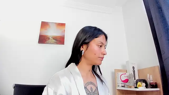 nia  white online show from 24, 11, 2025