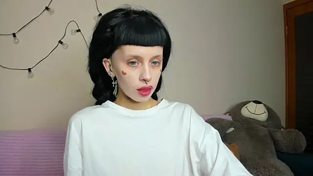 Snapshot of FlowerOfSin2001 chatting on 12, 9, 2025 FlowerOfSin2001 online show from 12, 9, 2025