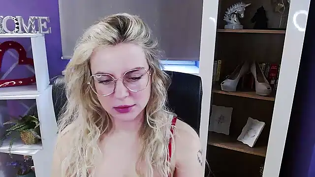 Snapshot of Zoey_Erotic chatting on 2, 3, 2026 Zoey Erotic online show from 2, 3, 2026