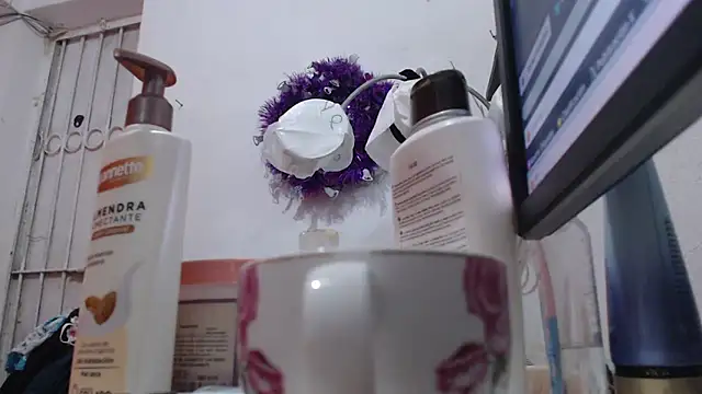 Snapshot of heyline_milf chatting on 26, 4, 2026 heyline milf online show from 26, 4, 2026