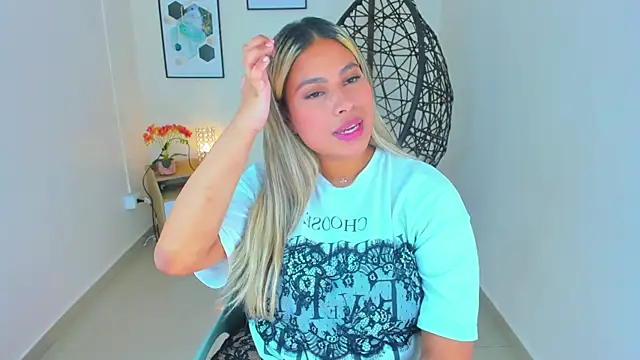 Snapshot of Carlota_peach chatting on 17, 2, 2025 Carlota peach online show from 17, 2, 2025