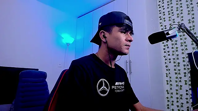 Snapshot of Eiden_allenx chatting on 8, 2, 2025 Eiden allenx online show from 8, 2, 2025