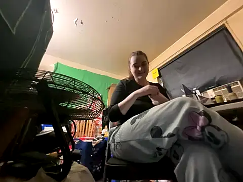 Snowbunnycake 131 online show from 15, 12, 2025