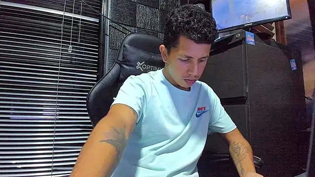 Snapshot of boy_bigcock24cm chatting on 25, 6, 2026 boy bigcock24cm online show from 25, 6, 2026