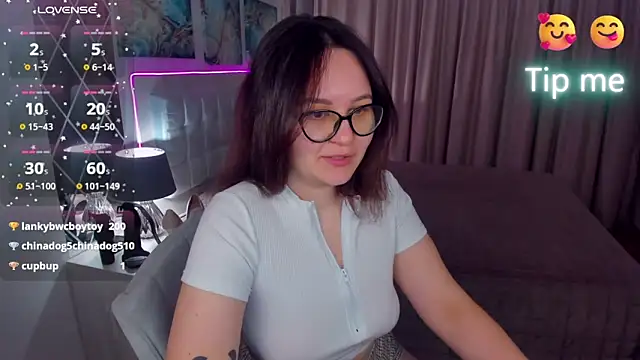 EsterLogan online show from 2, 2, 2025