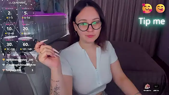 EsterLogan online show from 2, 2, 2025