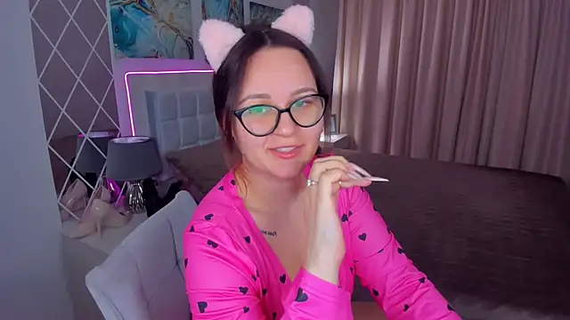 EsterLogan online show from 11, 2, 2025