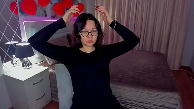 EsterLogan online show from 7, 3, 2025