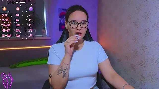 EsterLogan online show from 20, 9, 2025