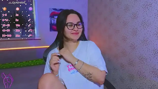 EsterLogan online show from 11, 10, 2025