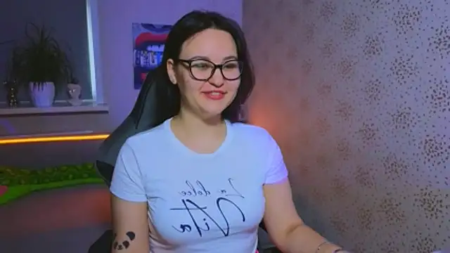 EsterLogan online show from 7, 11, 2025