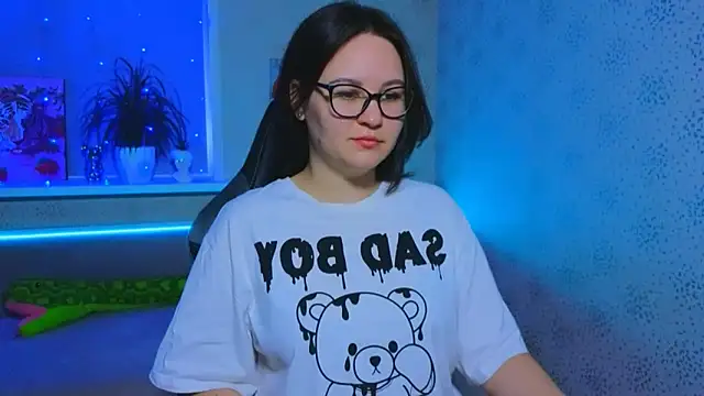 EsterLogan online show from 10, 11, 2025