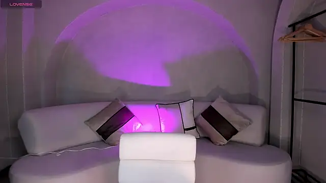 NiaHolland online show from 23, 9, 2025