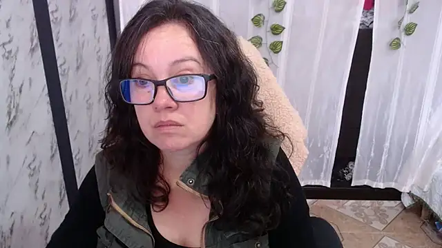 Sonialorens  online show from 5, 3, 2025