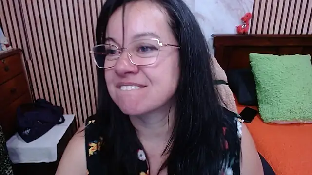 Sonialorens  online show from 17, 10, 2025