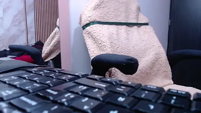 Sonialorens  online show from 8, 11, 2025