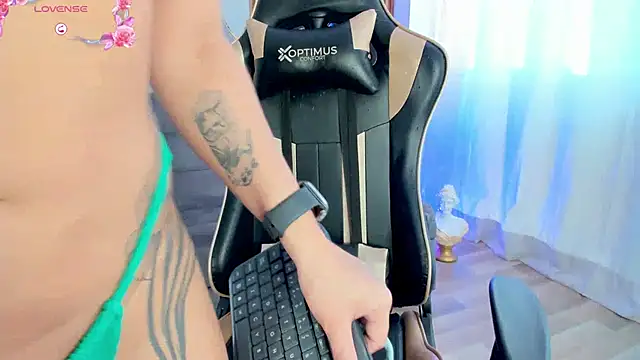 Snapshot of LaraBaker chatting on 15, 1, 2025 LaraBaker online show from 15, 1, 2025