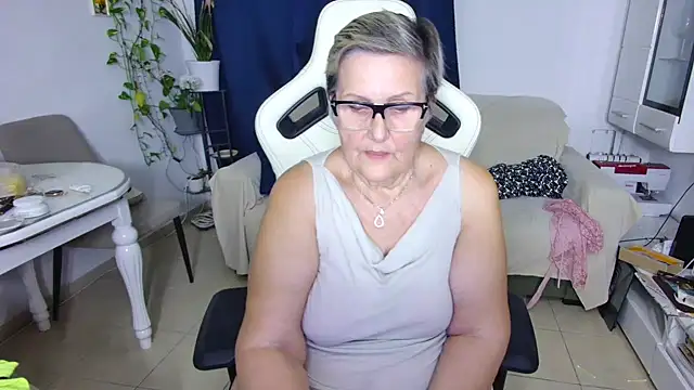 Snapshot of Selenna57 chatting on 3, 4, 2026 Selenna57 online show from 3, 4, 2026