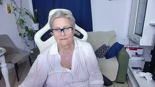 Snapshot of Selenna57 chatting on 15, 4, 2026 Selenna57 online show from 15, 4, 2026