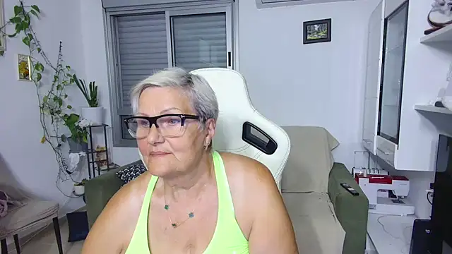 Snapshot of Selenna57 chatting on 4, 6, 2026 Selenna57 online show from 4, 6, 2026