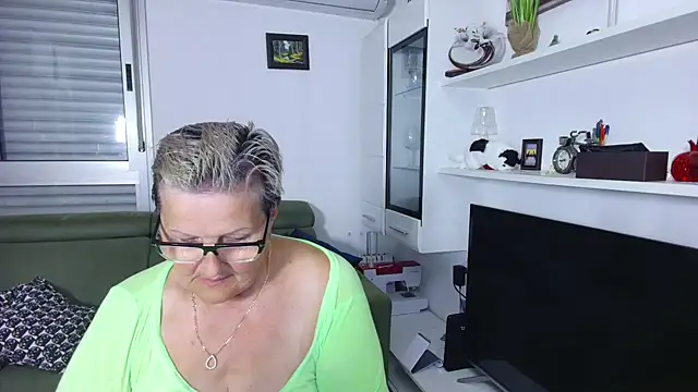 Snapshot of Selenna57 chatting on 9, 6, 2026 Selenna57 online show from 9, 6, 2026