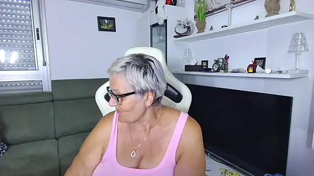 Snapshot of Selenna57 chatting on 17, 6, 2026 Selenna57 online show from 17, 6, 2026