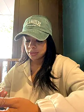 Snapshot of trianawhite chatting on 11, 11, 2025 trianawhite online show from 11, 11, 2025